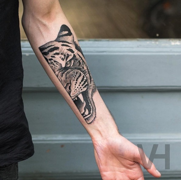 Metade de um tigre de tatuagem