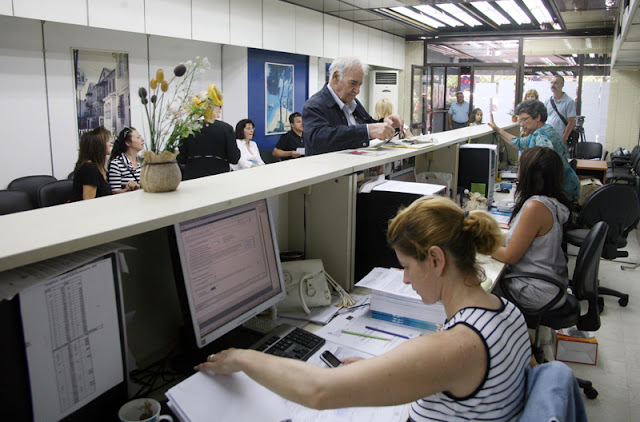 Σε δύο δόσεις η αξιολόγηση στο δημόσιο