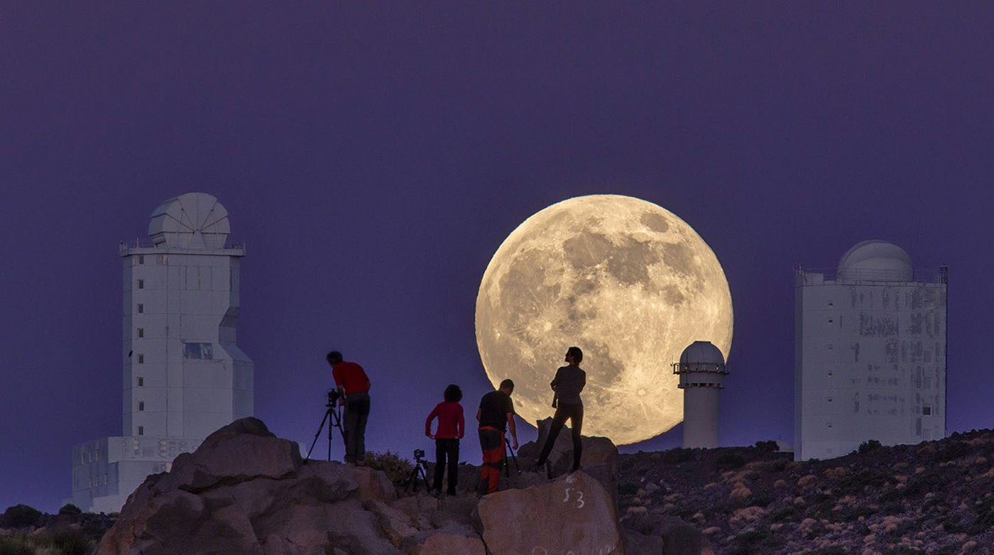 http://beartales.me/2015/01/02/2014-photos-of-year-mashable/a-view-of-the-supermoon-in-the-canary-islands/