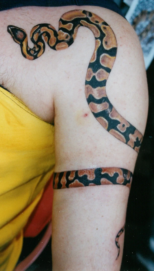 vemos una chica con un tatuaje en su brazo