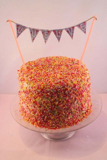 rainbow-layer-cake, tarta-arcoiris, banderines-para-tartas