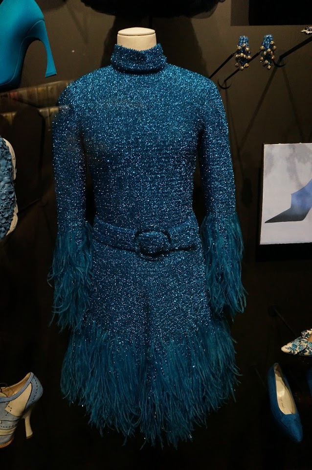 robe en resille de laine et lurex brodée de plumes 1967 christian dior Marc Bohan