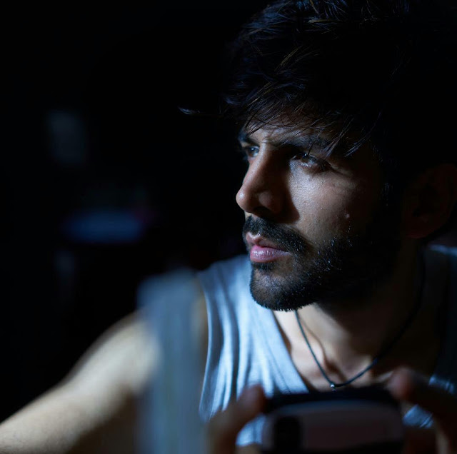 Kartik Aaryan HD Wallpaper