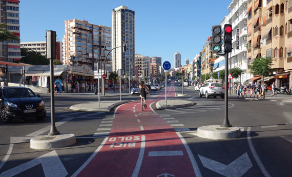 carril bici central incomunicado con todo