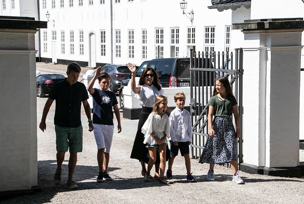 Prince Frederik, Princess Mary, Prince Christian, Princess Josephine, Princess Isabella and Prince Vincent. Baum und Pferdgarten Sashenka Skirt