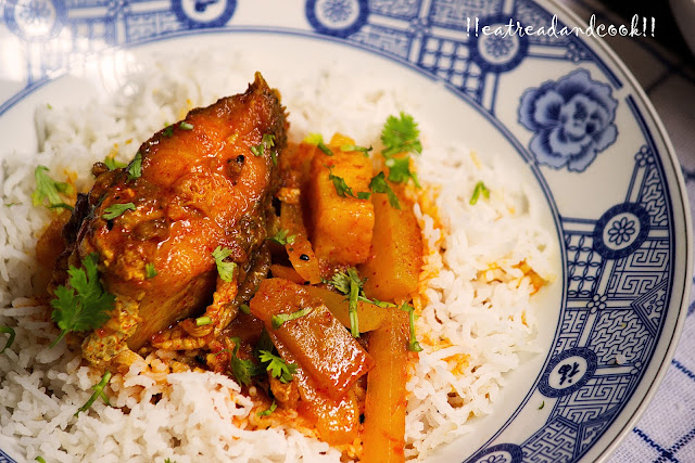 simple bengali Mulo Diye Macher Jhol recipe and preparation / Bengali Fish Curry with Radish recipe and preparation