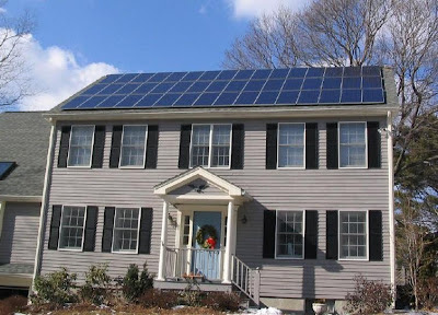 casa con paneles solares fotovoltaicos sobre el techo