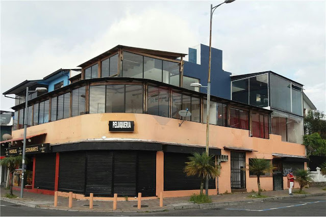 Casa esquinera de venta en La Mariscal con 5 locales listos para rentar, en un sector de gran actividad comercial, financiera y turística