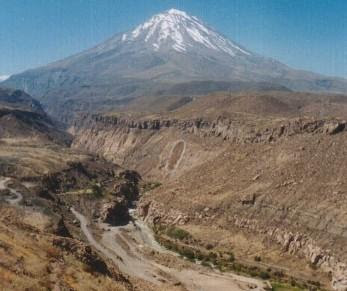 Foto del Volcán Misti desde un lugar seco