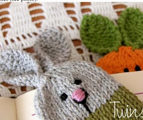 http://twinsknit.blogspot.com.es/2013/02/bunny-bookmark-free-knitting-pattern.html