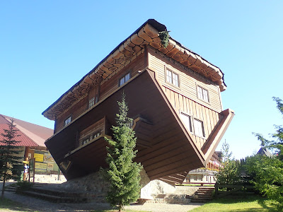 Szymbark, atrakcje na Kaszubach, najwyższe wzniesienie Kaszub, dom do góry nogami