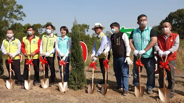 ▲彰化市公所在香山步道．東方公園舉辧植樹暨贈苗活動，由林世賢市長、黃秀芳立委及農委會水土保持局南投分局副局長陳存凱等人一起植樹合影。（記者林明佑攝）