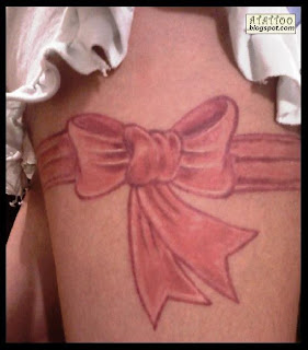 Laço tatuado na perna de Rose