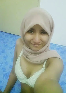 Gadis Berjilbab 17 Tahun