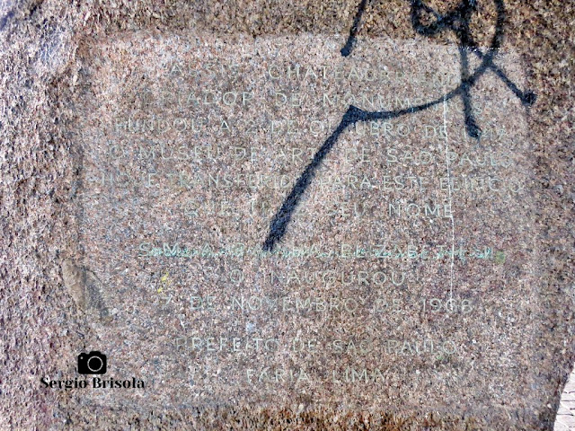 Close-up das inscrições da Pedra do MASP