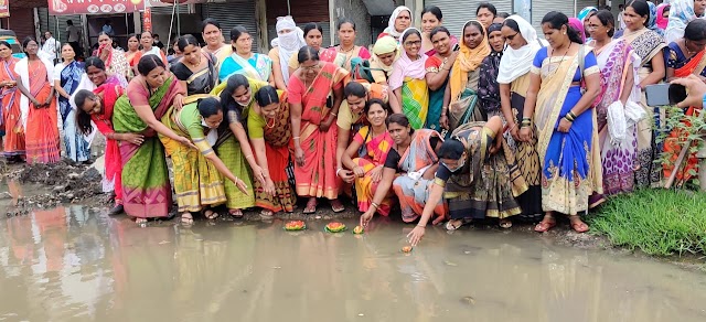 भाजपच्या भ्रष्टाचार विरोधात वंचितचे आंदोलन रस्त्यावर साचलेल्या पाण्यात कमळ लावून नोंदविला निषेध.