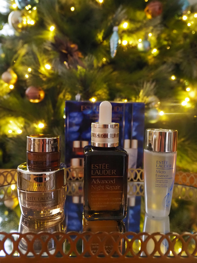 Produtos Estée Lauder junto a árvore de Natal