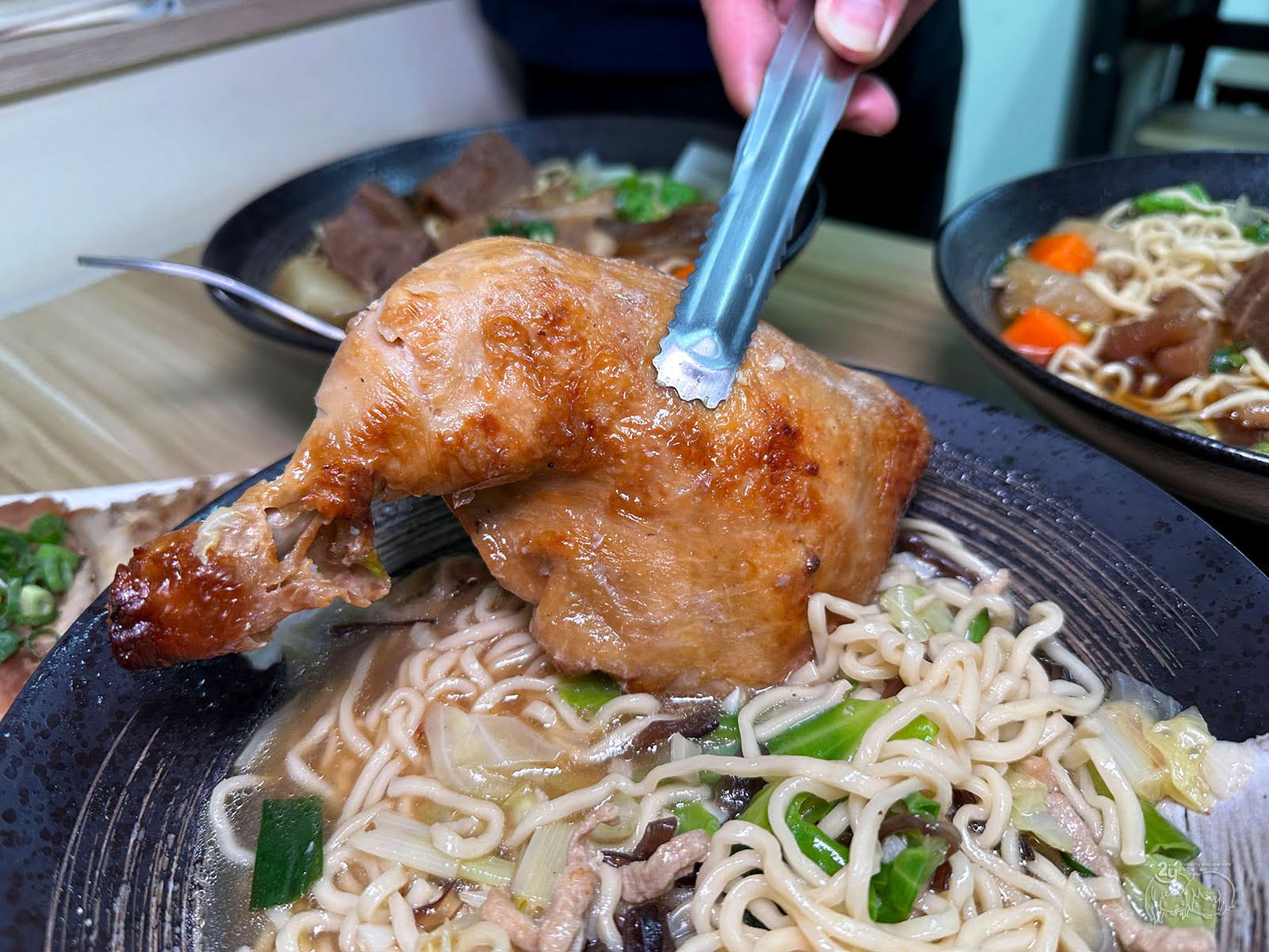 台南美食｜安平區 玉芳張媽媽麵食館｜人氣紅燒牛肉麵與來自二空涼麵的老味道｜台南眷村家鄉味｜安平運河旁的美食