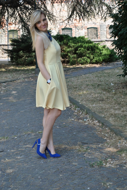 abito giallo collana blu scarpe blu come abbinare il giallo come abbinare il blu abbinamento blu e giallo abbinamento giallo e blu outfit giallo e blu abito cut out abito ladylike mariafelicia magno fashion blogger colorblock by felym blog di moda fashion blog italiani fashion blogger italiane fashion blogger bergamo fashion blogger milano outfit 20 luglio 2015 outfit estivi outfit donna estate 2015 outfit estivi donna summer outfits summer outfit for grullo blue and yellow outfit how to combine a yellow dress with blue heels and blue necklace 