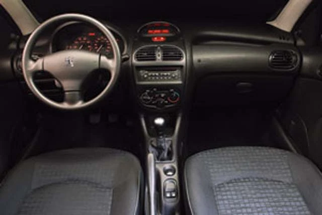 Peugeot 206 1.6 2005 Presence vermelho