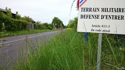 Un panneau "défense d'entrer Terrain Militaire"