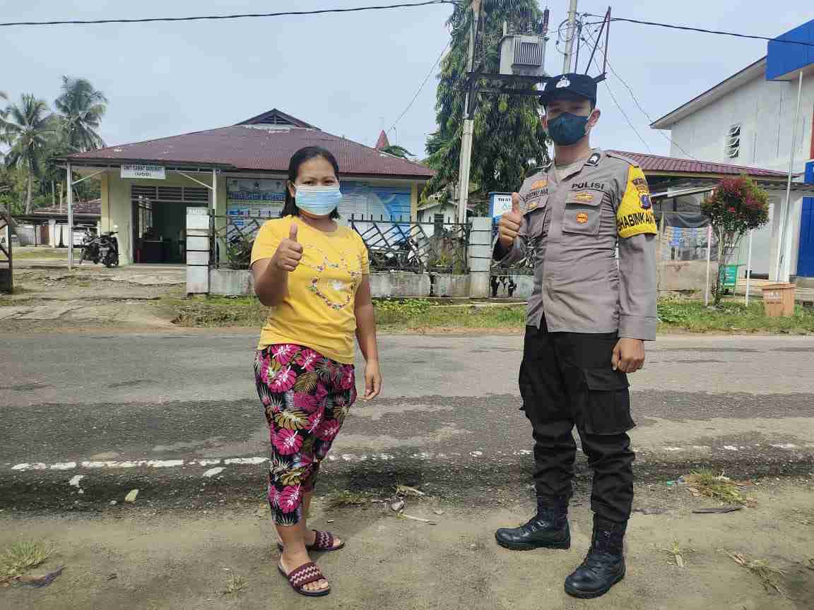 Polsek Tuhemberua Bagikan Masker Gratis