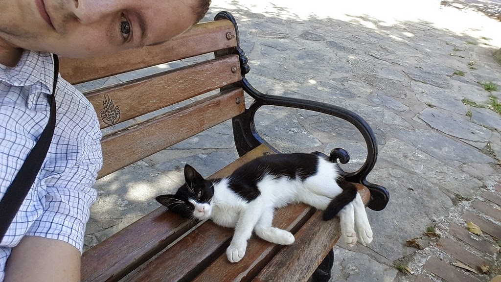 Here we are together in the park, watching birds and relaxing... / Parkta biraradayız - hem kuş seyrediyoruz, hem keyif çatıyoryz...