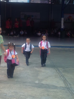 Sophia y Fabián saliendo del Colegio