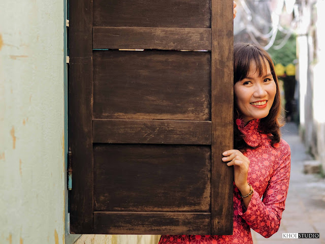 Ao Dai photography tour in Vietnam's yellow city: Take portrait photos with Japanese bridge, ancient houses, Hoai river in Hoi An