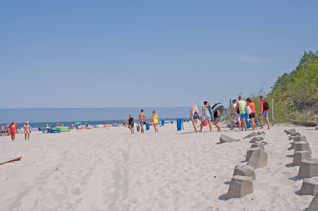 falochrony Mrzeżyno, wejście do portu widok na plażę