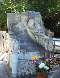 το ταφικό μνημείο του Οίκου Σχινά στο Α΄ Νεκροταφείο των Αθηνών