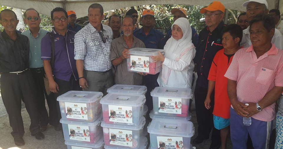 MP P206 Tanjung Manis menyampaikan sumbangan kepada mangsa 