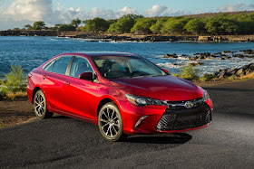 Front 3/4 view of 2016 Toyota Camry
