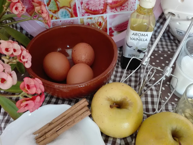 Imagen con los ingredientes para un pastel de manzana hecho en la sarten