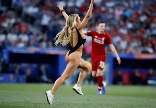 Quién es la chica que entró desnuda en la final de la Champions League Liverpool vs Tottenham?