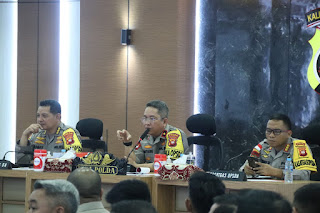 Wakapolda Kalimantan Barat, Brigjen Pol. Roma Hutajulu,S.I.K.,M.Si, memimpin kegiatan pengecekan dan pengarahan kepada personel yang akan melaksanakan pengamanan Tempat Pemungutan Suara (TPS) di ruang Graha Khatulistiwa Mapolda Kalbar. (Humas Polda Kalbar/Borneotribun)