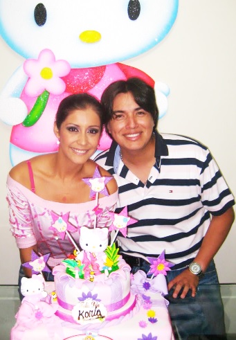 Foto de Karla Tarazona en su cumpleaños junto a Leonard León 