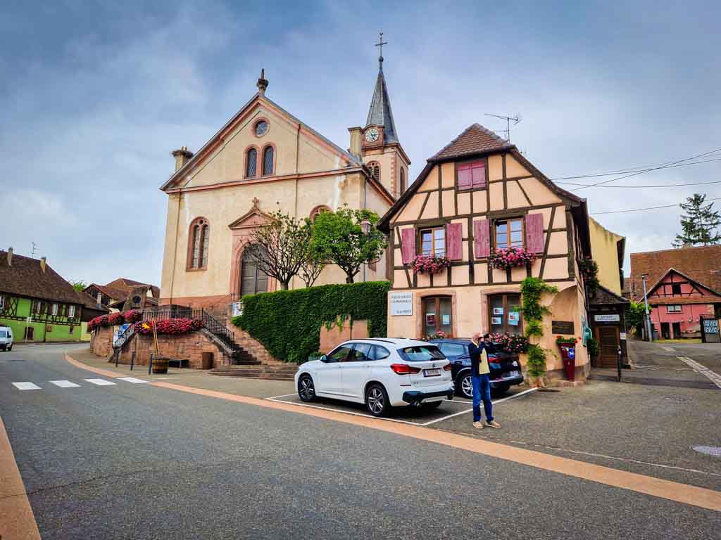 Casa a graticcio e chiesa in Alsazia