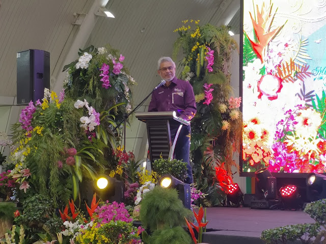 ROYAL FLORIA PUTRAJAYA 2019 DI TAMAN BOTANI PRECINCT 1 PUTRAJAYA -  Assalamualikum dan selamat sejahtera semua. Alhamdulillah, semalam dengan izinNYA mummy berkesempatan menghadiri ke Majlis Pra Pelancaran Royal FLORIA Putrajaya 2019 yang di anjurkan oleh Perbadanan Putrajaya (PPj). Berbeza tahun ini dan tahun sebelumnya, kerana pada tahun 2019 ni ROYAL FLORIA PUTRAJAYA bukan berada di Presint 4 lagi. Tetapi, ROYAL FLORIA PUTRAJAYA 2019 BERADI DI TAMAN BOTANI PRECINCT 1 PUTRAJAYA  ROYAL FLORIA PUTRAJAYA 2019 DI TAMAN BOTANI PRECINCT 1 PUTRAJAYA    Meriah stage dengan bunga-bungaan. Hati mummy pun turut berbunga...cewahhhhhh gituuuuuu ! Oh ya, semasa PRA PELANCARAN ROYAL FLORIA PUTRAJAYA 2019 DI TAMAN BOTANI PRECINCT 1 PUTRAJAYA ramai dif-dif kehormat yang turut hadir sama.       ROYAL FLORIA PUTRAJAYA 2019 DI TAMAN BOTANI PRECINCT 1 PUTRAJAYA yang di sempurnakan oleh YB Tuan Haji Khalid bin Abd Samad - Menteri Wilayah Persekutuan, YBhg. Datuk Seri Haji Saripuddin bin Kasim - Ketua Setiausaha Kementerian Wilayah Persekutuan dan Datuk Dr. Aminuddin bin Hassim - President PPj      ROYAL FLORIA PUTRAJAYA 2019 (RFP 2019) ini merupakan edisi ke 11 penganjurannya di Putrajaya ini. Dan, kali ini ianya bertemakan MOTHER OF ALL GARDENS, di mana festival ini akan mengetengahkan orkid dan juga bonsai sebagai bunga tema festval ROYAL FLORIA PUTRAJAYA 2019 DI TAMAN BOTANI PRECINCT 1 PUTRAJAYA    Matlamat utama ROYAL FLORIA PUTRAJAYA 2019 (RFP 2019) adalah untuk memperkukuhkan dan menjenamakan imej Putrajaya sebagai " Bandar raya Berbunga"   BILAKAH ROYAL FLORIA PUTRAJAYA 2019 DI TAMAN BOTANI PRECINCT 1 PUTRAJAYA DI ADAKAN?     Bilakah ROYAL FLORIA PUTRAJAYA 2019 DI TAMAN BOTANI PRECINCT 1 PUTRAJAYA diadakan? Haaa...semalam pun masa mummy up status pelancaran ROYAL FLORIA PUTRAJAYA 2019 DI TAMAN BOTANI PRECINCT 1 PUTRAJAYA, ramai yang bertanyakan pada mummy. Bila nak start Royal Floria ni? Semua tak sabarkan...ye lah bukan selalu pun ROYAL FLORIA PUTRAJAYA 2019 DI TAMAN BOTANI PRECINCT 1 PUTRAJAYA ni ada . Setahun sekali aje.     ROYAL FLORIA PUTRAJAYA 2019 DI TAMAN BOTANI PRECINCT 1 PUTRAJAYA (RFP 2019) yang mempamerkan sejumlah 1 juta kuntum bunga-bungaan dari pelbagai spectrum warna warni, tidak kurang dari 500 variati spesis orkid serta lebih dari 100 koleksi bonsai akan di adakan pada :-    Royal Floria Putrajaya 2019  Tarikh: 31 Ogos - 8 Sept 2019 Masa: 10.00 pagi - 10.00 malam Tempat: Taman Botani Putrajaya (waze pun boleh)           Terdapat 5 buah negara menyertai festival ini iaitu dari Singapura, Thailand, Korea, Taiwan, Indonesia dan dia anggarkan 500 ribu pengunjung akan berkunjung di sepanjang 9 hari festival ROYAL FLORIA PUTRAJAYA 2019 (RFP 2019)  HARGA TIKET ROYAL FLORIA PUTRAJAYA 2019 (RFP 2019)   Harga tiket masuk ke ROYAL FLORIA PUTRAJAYA 2019 (RFP 2019)  :-  Dewasa : RM5 (MyKad), RM10 (tanpa MyKad) Kanak-kanak (7 - 12 tahun): RM3 (MyKad), RM6 (tanpa MyKad) Warga Emas / OKU : RM3 (MyKad), RM6 (tanpa MyKad)  Pembelian tiket untuk ke ROYAL FLORIA PUTRAJAYA 2019 (RFP 2019) boleh di beli di kaunter, website : https://ticket.smart.putrajaya.my atau melalui aplikasi Putrajaya Mobile.    Floria Fun Run 2019        Bagi pengumpul medal for run atau yang sukakan aktiviti run for fun. Pihak Putrajaya dan Royal Floria mengadakan juga Floria Fun Run 2019          Harga 5 KM Floria Fun Run 2019 seperti di atas, akan di adakan pada :-   Tarikh : 7th September 2019 (Sabtu)  Masa: 7:00 pagi Tempat : Taman Botani, Putrajaya   Untuk sertai, korang boleh ke :-  1. http://jomrun.com/event/floria-fun-run-2019  Langkah untuk mendaftar :- i. Download JomRun from Play Store / App Store  Android app: http://bit.ly/jomrun Iphone app: http://bit.ly/jomrunios ii. Sign up a JomRun account  iii. Tab on ‘Event’  iv. Search for Floria v. Fill in participant detail and pay online  Okay...dapat tiket dah ! 😉  2. https://www.ticket2u.com.my/event/14312  3. https://howei.com/event_details/floriafunrun2019  Selanjutnya mengenai Royal Floria 2019 dan Floria Fun Run 2019 sila ke :-  Facebook : https://www.facebook.com/FloriaPutrajaya/ Instagram : @putrajayafloria