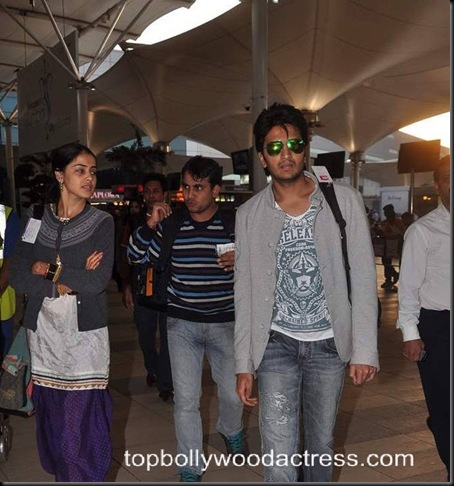 ritesh-genelia-snapped-at-airport-1-2