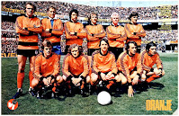 SELECCIÓN DE HOLANDA - Temporada 1975-76 - Willy Van de Kerkhof, Schrijvers, Suurbier, Neeskens, Rijsbergen y Krol; Johnny Rep, Wim Jansen, Joahn Cruydd, Rensenbrink y Van Kraay - HOLANDA 5 (Rijsbergen, Rensenbrink 3 y Neeskens) BÉLGICA 0 - 25/04/1976 - Eurocopa de Yugoslavia 1976, clasificación, cuartos de final, partido de ida - Rotterdam, Holanda, Feijenoord Stadium