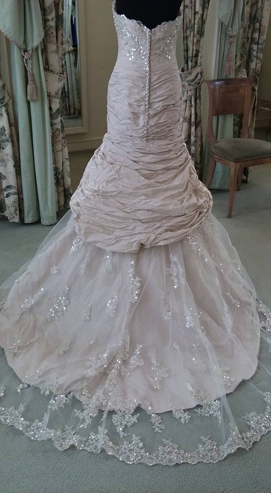 Elizabeth s Bridal  Manor Ian Stuat Wedding  Gown  