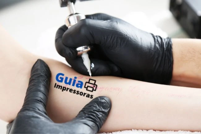 Logo Guia Impressora sendo tatuado