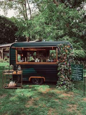 small coffe shop, smal cafes, mała kawiarnia, kawiarnia mobilna, minimalistic coffee shop, container coffe shop