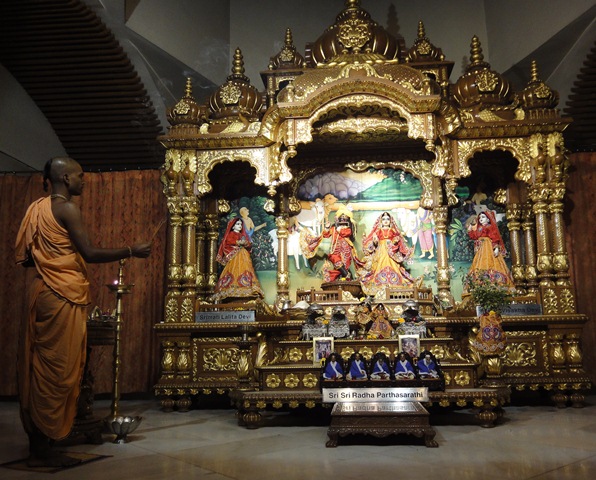 Simply Wonderful Mangala Arati--New Delhi, India ISKCON Radha-Parthsarathi Temple