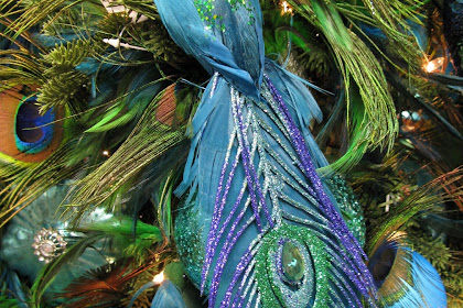 Peacock Inspired Home Decor - Peacock Home Décor - Sevenedges / Pack some colorful peacock pizzaz into the bedrooms, living rooms and christmas tree.