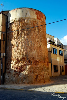 Torre del Cubo, redonda de época musulmana, parte de la muralla.