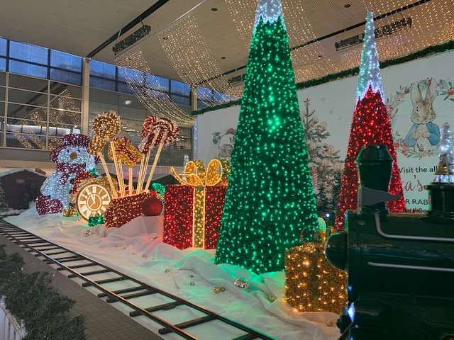 Christmas lights and small train ride at centre:mk