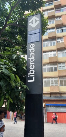 Foto do letreiro do metrô do Bairro da Liberdade