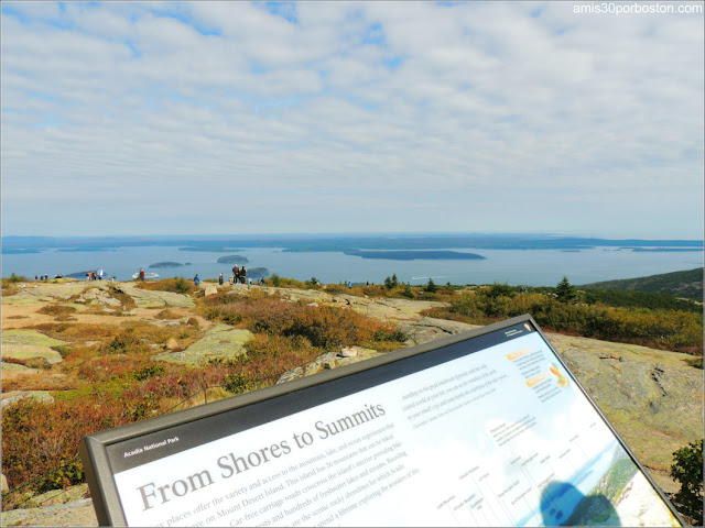 Cartel Informativo en la Cima del Monte Cadillac del Parque Nacional Acadia en Maine
